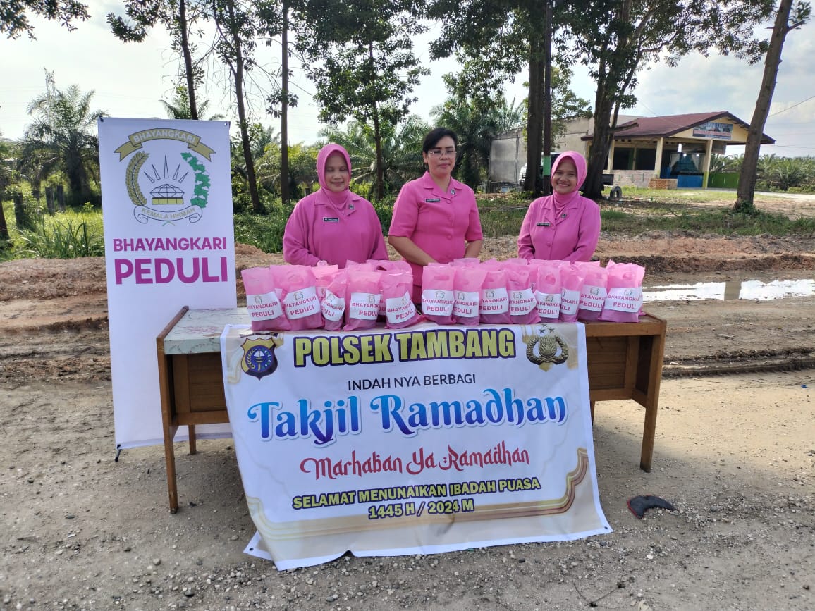 Polsek Tambang Bersama Bhayangkari Berbagi Takjil Gratis