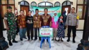 Pastikan Berjalan Lancar, Babinsa Koramil Nglegok Dampingi Kegiatan Penyaluran BLT DD