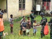 Jum’at Berkah Satgas Yonif 122/TS Bagikan Makan Siang Gratis Kepada Anak-Anak di Distrik Waris Papua