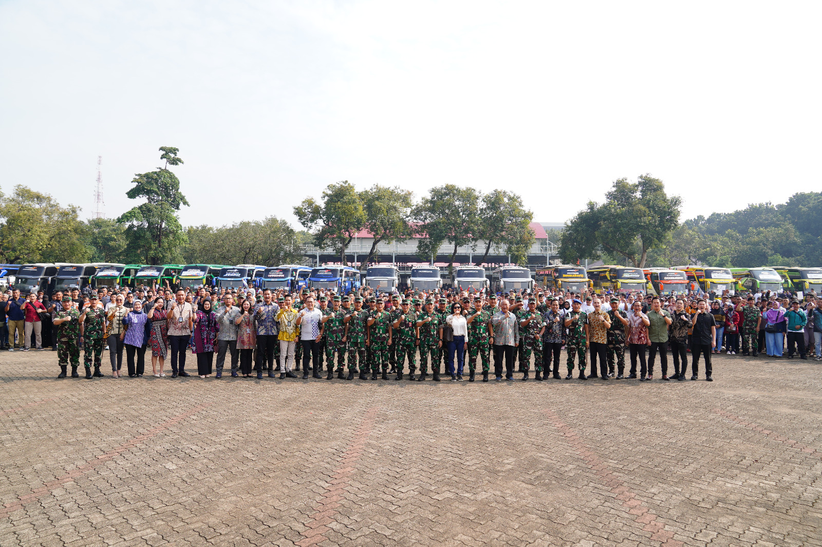 Kasum TNI Melepas Keberangkatan Mudik Bersama Mabes TNI Tahun 2024