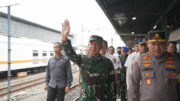 Panglima TNI Tinjau Puncak Arus Mudik Di Stasiun Pasar Senen