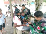 Memperat Tali Silaturahmi Dengan Masyarakat, Satgas Pamtas Yonif 122/TS Pos Km 76 Berikan Sembako di Kampung Uskuar
