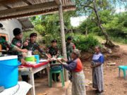Satgas Yonkav 6/Naga Karimata Bagikan Makanan Gratis di Perbatasan