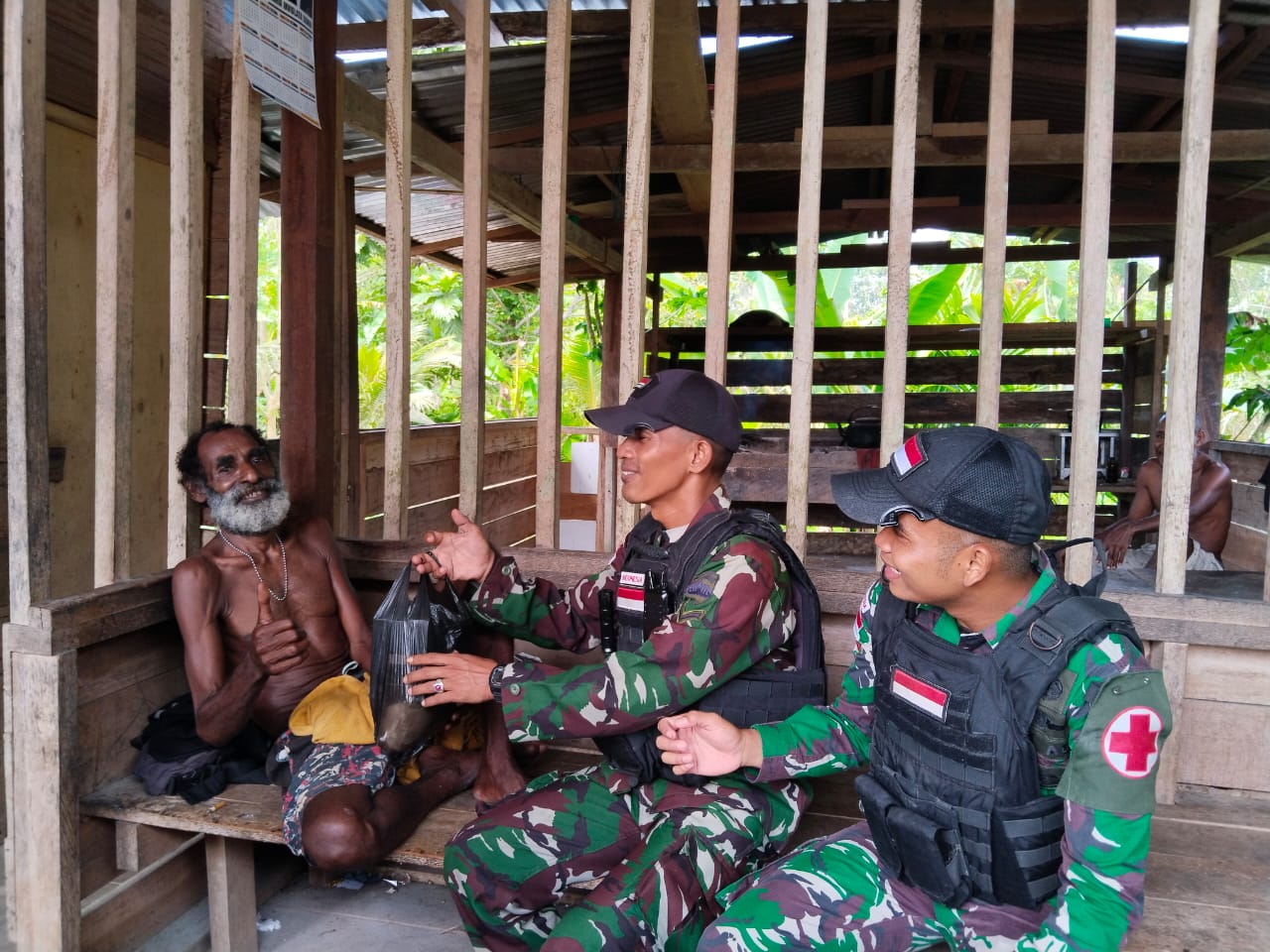 Jalin Kebersamaan Antara Satgas Pamtas Yonif 122/TS Melalui Komsos Dan Bagikan Sembako di Kampung Mosso