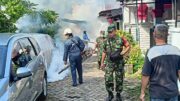 Peduli Kesehatan Masyarakat, Danramil 0808/01 Sukorejo Dampingi Fogging