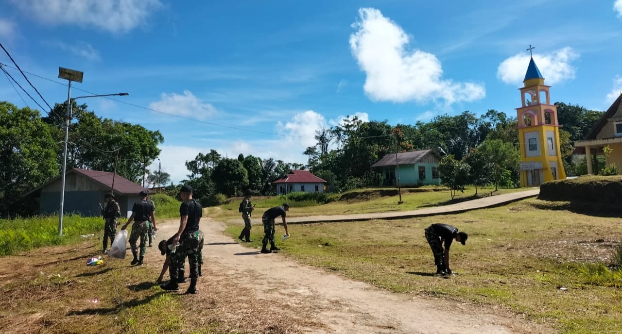 Upaya Satgas Yonif 623 Karya Bakti Bersihkan Jalan Kampung