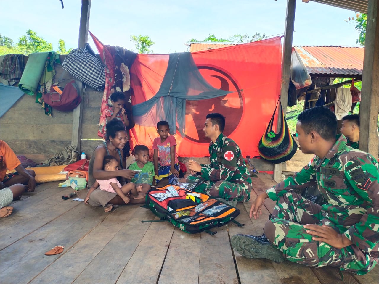 Satgas Yonif 122/TS Berikan Pelayanan Kesehatan Dan Bagikan Sembako Kepada Masyarakat Distrik Muara tami Papua