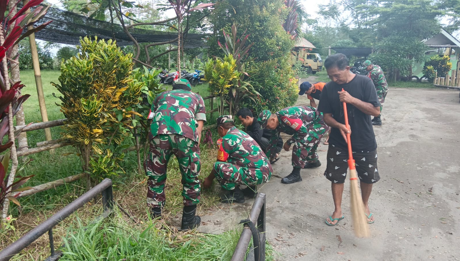 Ciptakan Lingkungan Bersih dan Sehat, Koramil 0808/02 Garum Kerja Bakti Bersama Warga