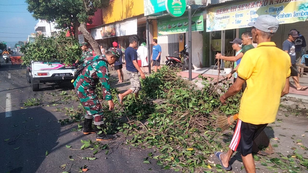 Wujud Kekompakan, Anggota Koramil 0808/10 Kademangan Laksanakan Kerja Bakti Bersama Warga