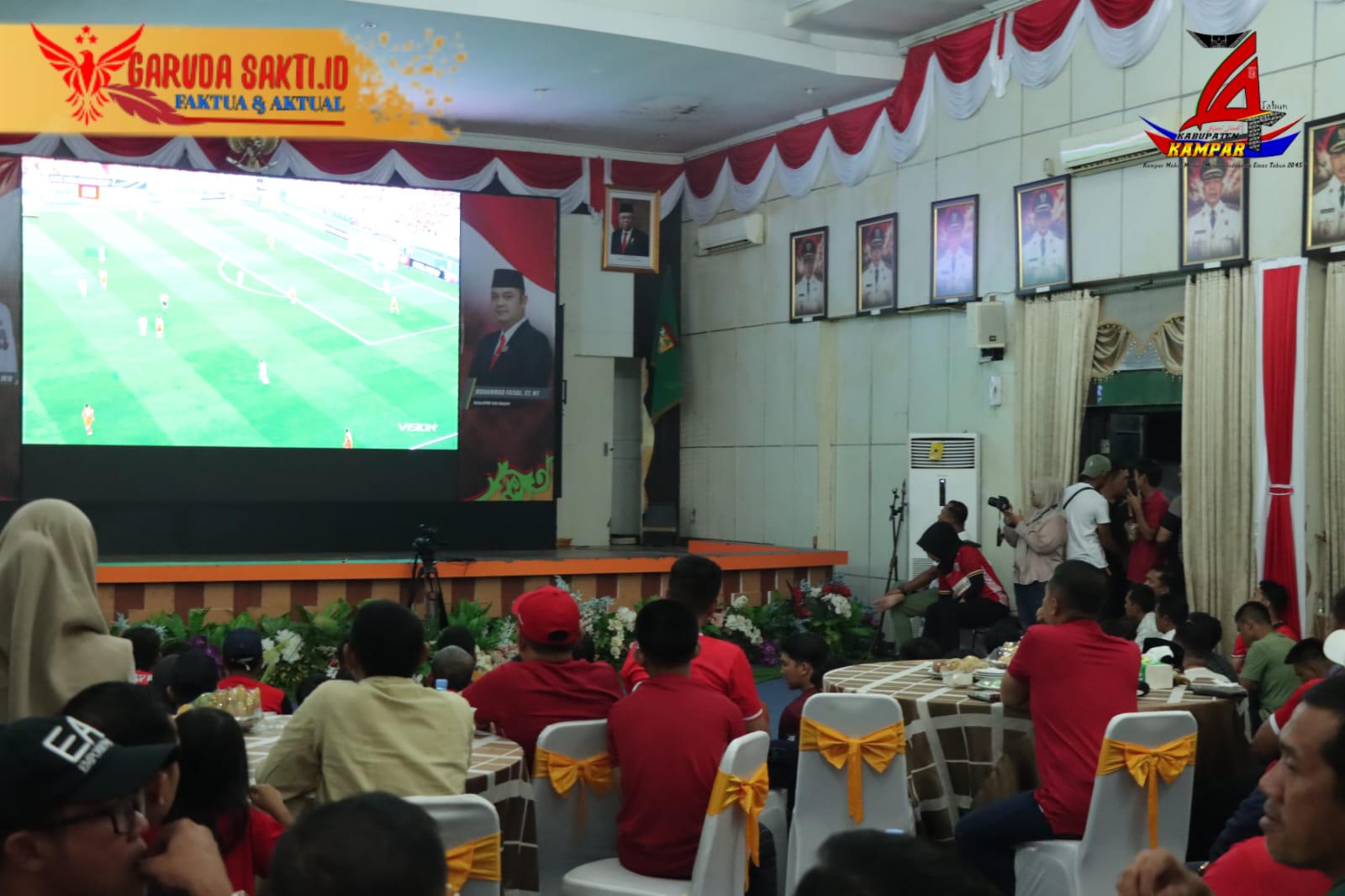 Dukung Timnas Indonesia Di Piala U-23, Kapolres Kampar Bersama Pj. Bupati Kampar Nobar Bersama Masyarakat