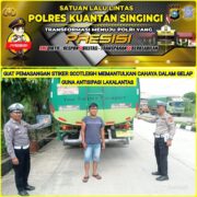 Sat Lantas Polres Kuansing Pasang Sticker Scotlight untuk Antisipasi Kecelakaan Kendaraan Angkutan Barang