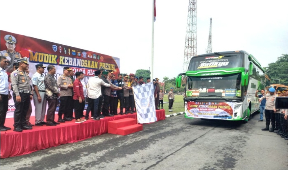 Polda Riau Berangkatkan 146 Pemudik Gratis ke Sumbar dan Sumut