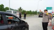 Pantau Arus Balik Mudik Lebaran, Kapolda Riau Ikut Turun Atur Lalin di Tol Sungai Pinang Kampar