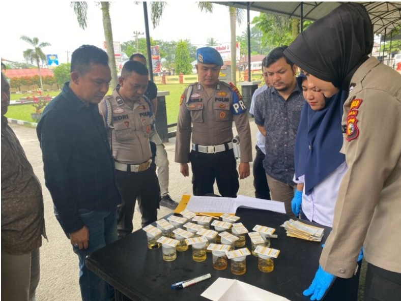 Kasat Resnarkoba Polres Kampar AKP Aprinaldi, Dampingi Tes Urine Personil