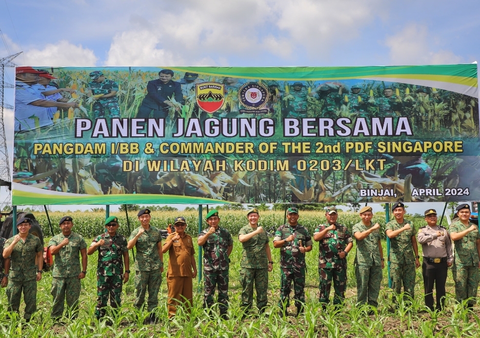 Kasdam I/BB Bawa Commander of The 2nd PDF Singapore Panen Jagung di Binjai 