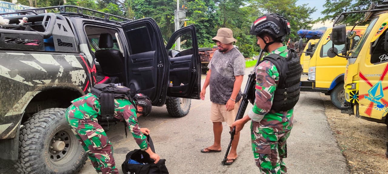 Laksanakan Pemeriksaan di Jalur Lintas Jayapura-Wamena, Personel Satgas Yonif 122/TS Temukan Pengendara Membawa Miras