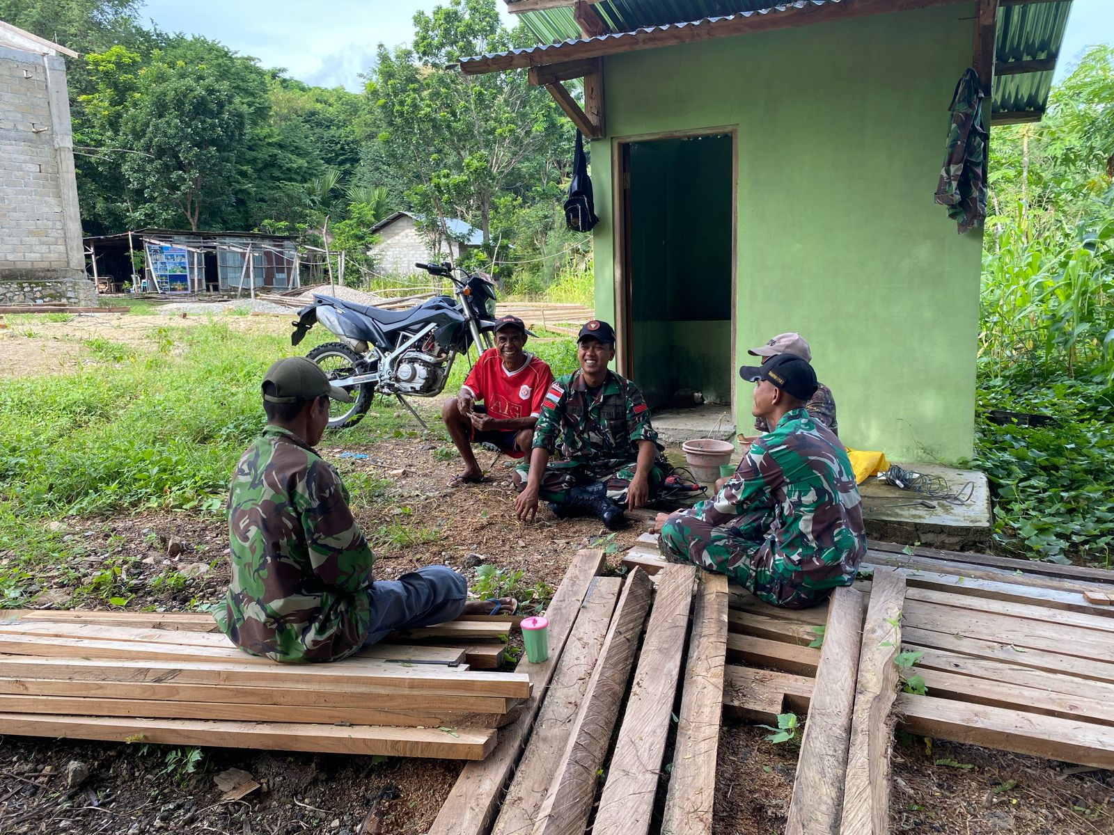 Pos Baen Satgas Yonkav 6/Naga Karimata Laksanakan Gotong Royong Bersama Masyarakat Membangun Gereja