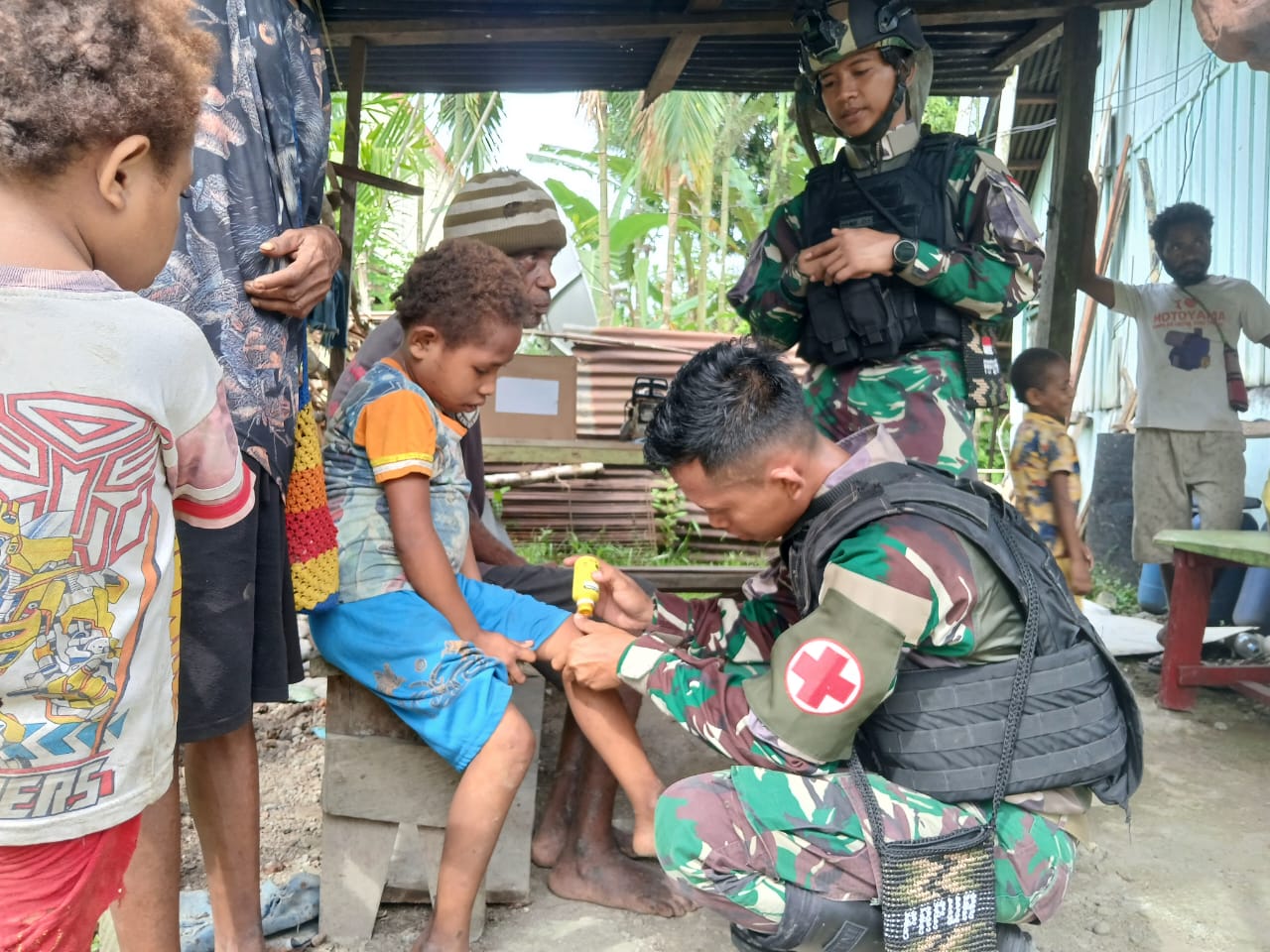 Cek Kesehatan Warga, Satgas Yonif 122/TS Gelar Kesehatan Keliling di Perbatasan Papua