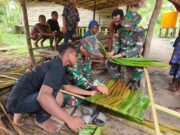 Jalin Keakraban, Satgas Yonif 125/SMB Belajar Membuat Kerajinan Tradisional Atap Rumbia Dari Warga Setempat