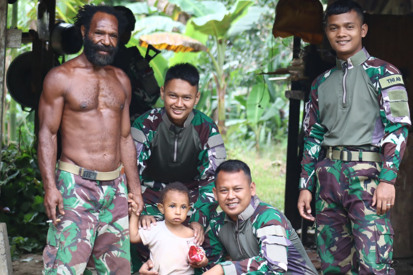 Jalin Kebersamaan, Satgas Yonif 122/TS Laksanakan Anjangsana Dan Bagikan Snack Ringan Kepada Masyarat Perbatasan Papua