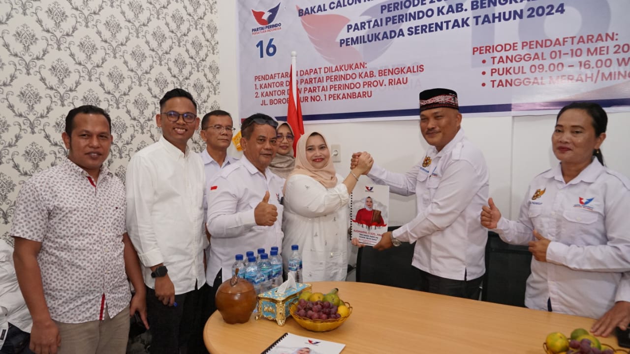 Bacalon Bupati Bengkalis Kasmarni Kembalikan Formulir Pendaftaran