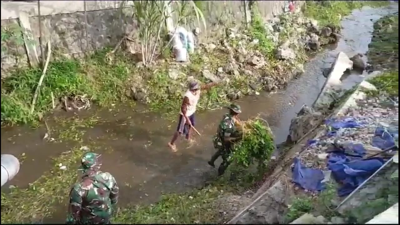 Cegah Demam Berdarah, Babinsa Koramil 0808/20 Sananwetan Ajak Warga Bersihkan Lingkungan