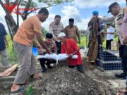 Kapolsek Perhentian Raja Sholat dan Makamkan Bayi Yang ditemukan di Kebun Sawit