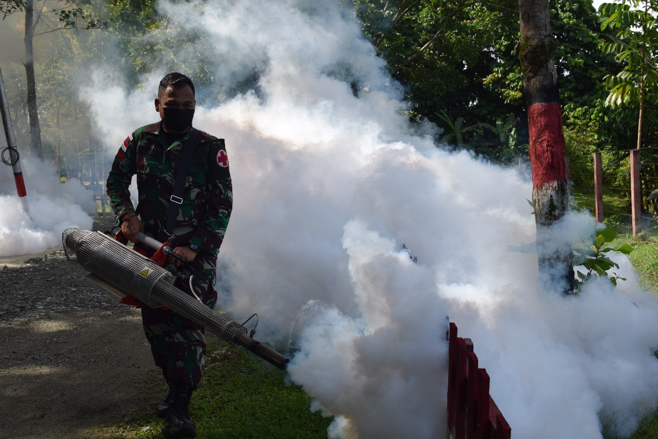 Cegah Nyamuk Malaria Endemic, Tim Kesehatan Satgas Yonif 122/TS Laksanakan Program Fogging Rutin