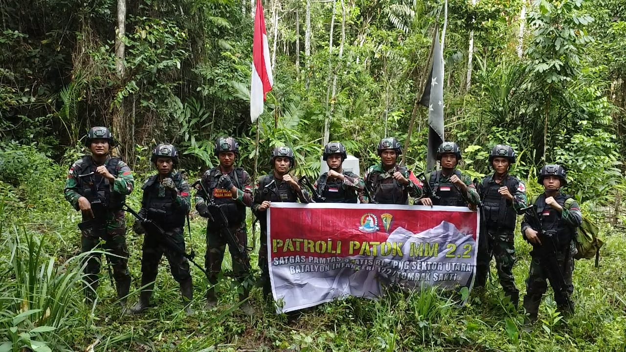 Jaga Kedaulatan Negara, Satgas Pamtas RI – PNG Yonif 122/TS Gelar Patroli Patok MM 2.2 di Perbatasan Indonesia – Papua Nugini