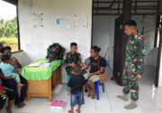 Satgas Pamtas Yonif 122/TS Pos Ampas Berikan Pelayanan Kesehatan Gratis di Posyandu Kampung Ampas