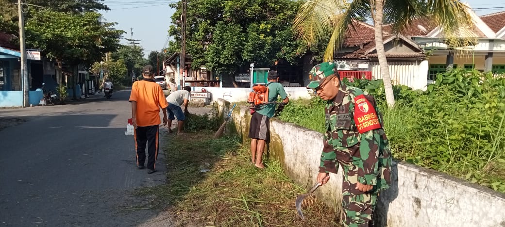 Kompak, Serma Kukuh Rubianto Dan Warga Bersihkan Lingkungan