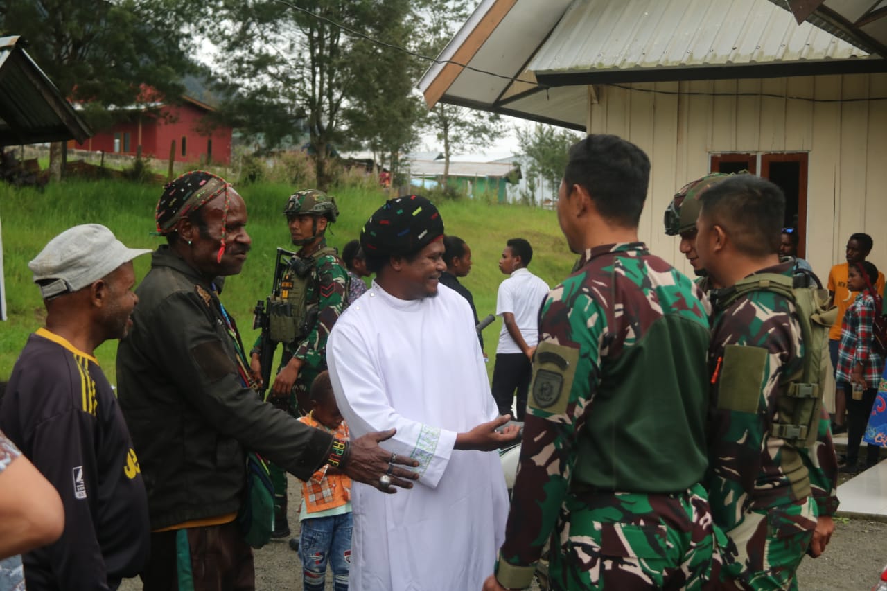 Tingkatkan Solidaritas Dan Kebersamaan, Satgas Yonif 323 Buaya Putih Berbagi Makanan di Minggu Kasih