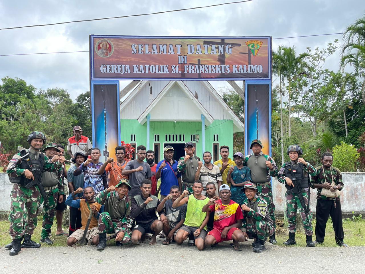 Satgas Yonif 122/TS Renovasi Gapura Gereja St.Fransiskus Kalimo Perbatasan Papua