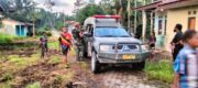 Gercep Berikan Pertolongan, 3 Warga Kampung Kibay Dievakuasi Personel Kesehatan Satgas Yonif 122/TS