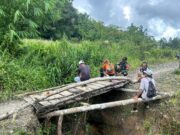 Satgas Pamtas RI-Malaysia Yonarmed 16/TK Bantu Masyarakat Perbaiki Jembatan