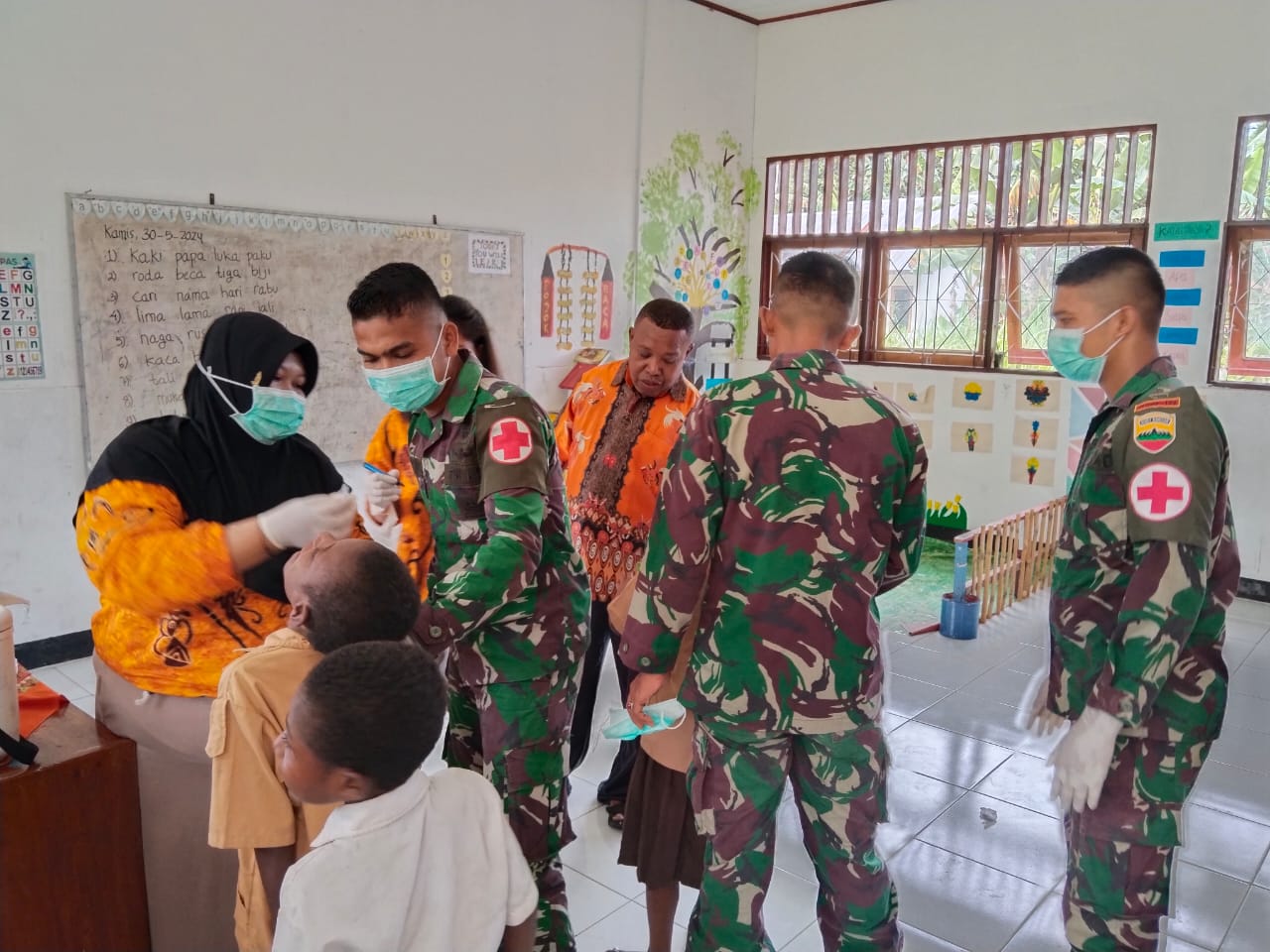 Satgas Yonif 122/TS Berkolaborasi Dengan Takes Provinsi Papua Laksanakan Imunisasi Polio Kepada Masyarakat Dan Murid SD