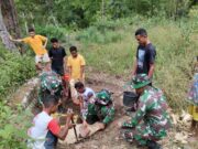 Pos Manamas Satgas Yonkav 6/Naga Karimata Bersama Masyarakat Perbaiki Jalan Penghubung Desa