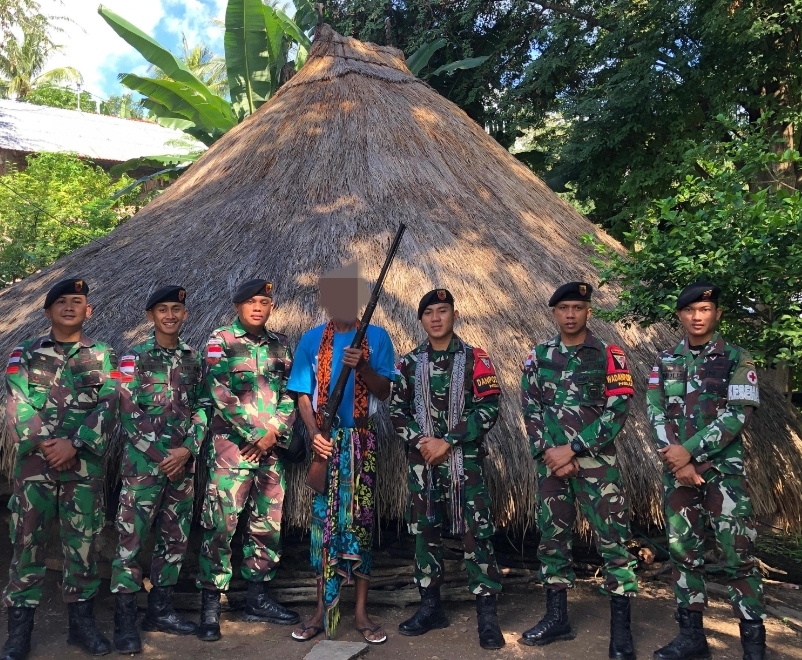 Penyerahan Senjata Rakitan, Bukti Kedekatan Pos Nelu Satgas Yonkav 6/Naga Karimata Dengan Masyarakat