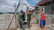 Wujudkan Rumah Layak Huni, Anggota Koramil 0808/03 Kanigoro Bantu Warga Kurang Mampu Bangun Rumah