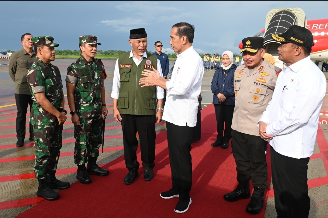 Pangdam I/BB Sambut dan Dampingi Presiden Jokowi Tinjau Lokasi Bencana Sumbar