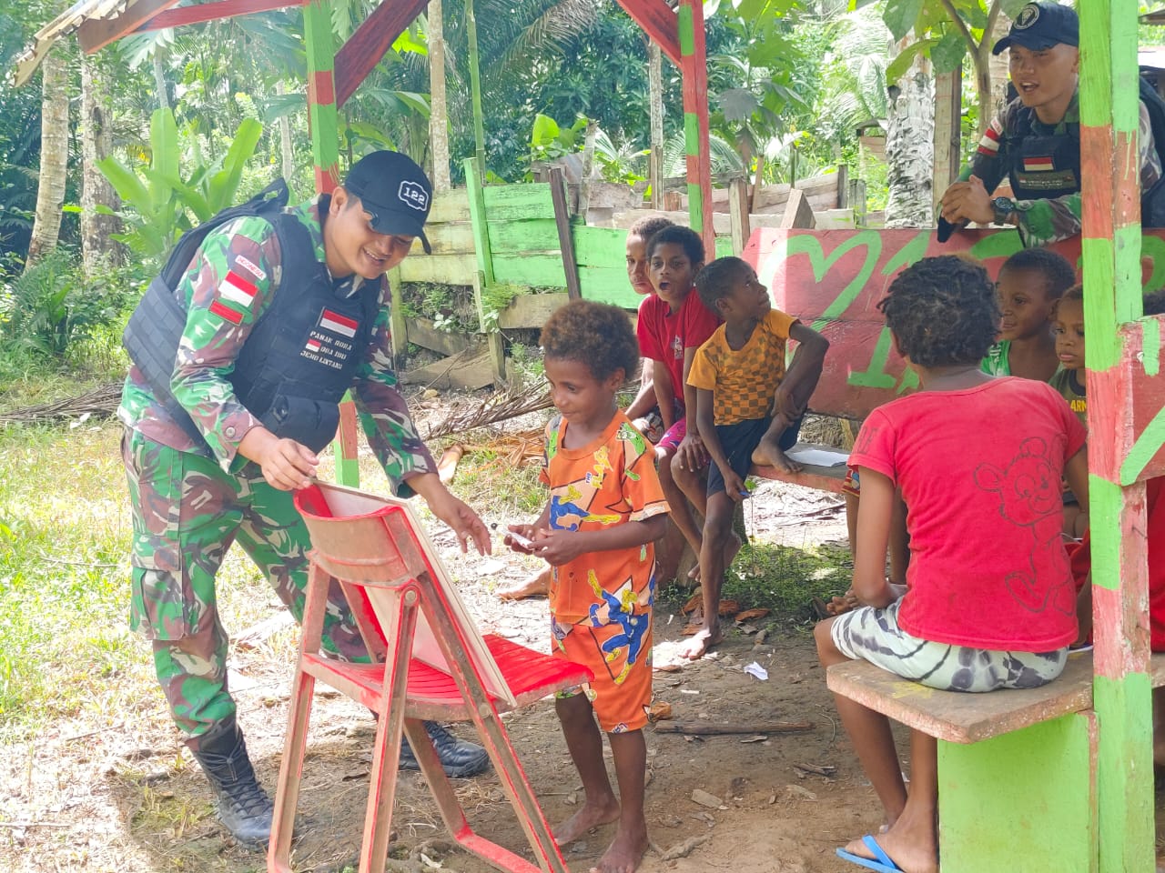 Satgas Yonif 122/Tombak Sakti Pos Kaliasin Ajak Belajar Anak-Anak Papua di Pos Perbatasan RI-PNG