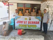 Jum’at Barokah Polsek Tapung Kembali Serahkan Sembako Kepada Warga Kurang Mampu di Desa Gading Sari
