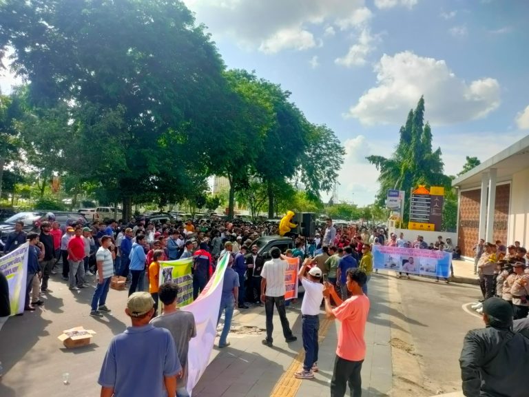 Ribuan Masyarakat Demo!!! Kejati Riau Diminta Usut Kasus Proyek Payung Elektrik Rp 42 Miliar