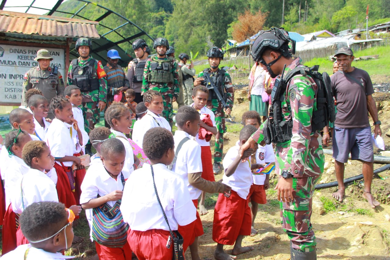 Homeyo Papua Aman, KOOPS TNI HABEMA Satgaster Kodim Membantu Kesulitan Masyarakat Homeyo