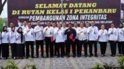 Tingkatkan Semangat Kerja, Plt Karutan Pekanbaru Serahkan Piagam Penghargaan Pegawai Bertuah Kepada 2 Orang Petugas Rutan Pekanbaru