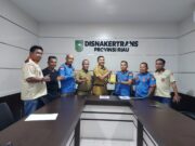 Audiensi Serikat Buruh dan Pekerja Logam Elektronik Mesin Perisai Pancasila DPW Provinsi Riau dengan Disnakertrans Provinsi Riau dan Penyerahan Plakat