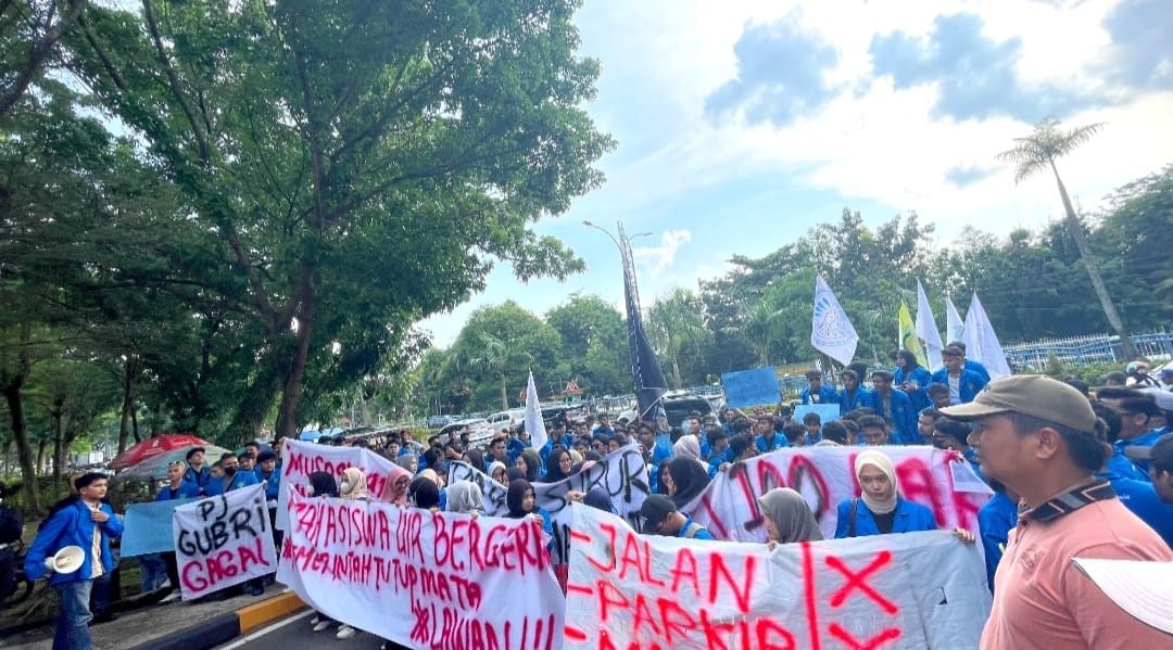 Ratusan Mahasiswa UIR Kembali Turun ke Jalanan Membawa Aspirasi Masyarakat ke Kantor DPRD Provinsi Riau