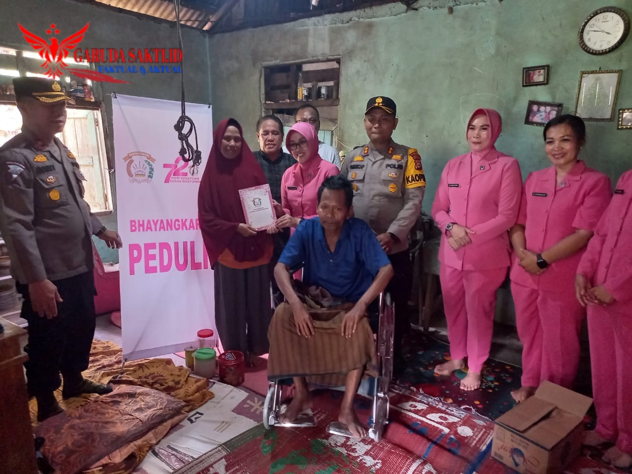 Kapolres Kuansing bersama Polsek Kuantan Hilir Berikan Bantuan Sosial dan Alat Kesehatan Dalam Rangka HUT Bhayangkara ke-78