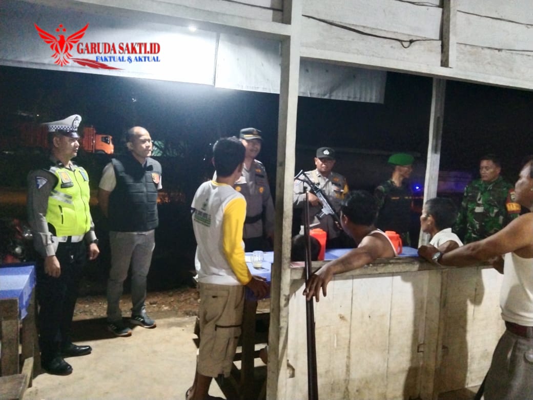 Patroli Dialogis Sinergitas TNI-POLRI, Polsek Tapung Hulu Pantau Situasi Kamtibmas di Malam Idul Adha 