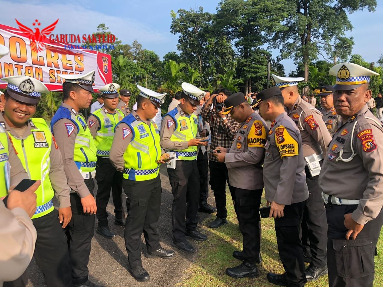 Polres Kuansing Lakukan Pengecekan Handphone Personil Polres Kuansing untuk Aplikasi dan Web Judi Online